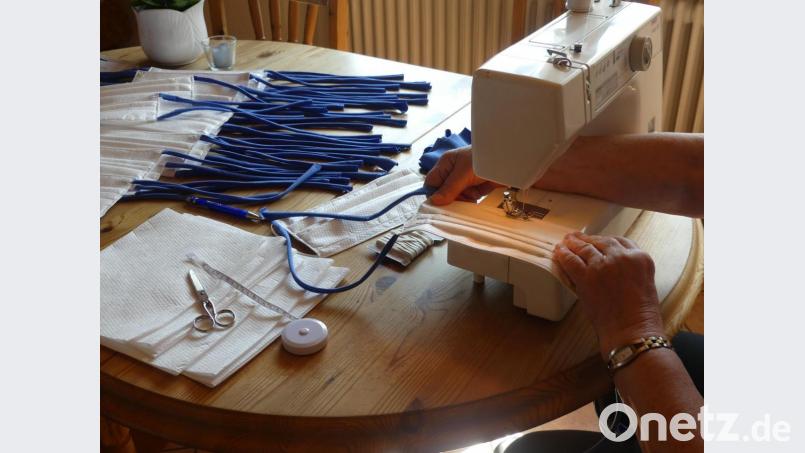 Heimische Küchen werden zur Nähstube umfunktioniert. Viele Eschenbacherinnen erklären sich dazu bereit, Mund- und Nasen-Masken für Krankenhäuser und Pfegeeinrichtungen zu nähen. Bild: rn