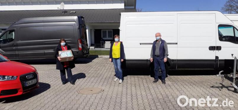 350 Stück Mundschutzmasken und 40 Atemschutzmasken nahm stellvertretende Bürgermeisterin Rita Steiner (links) in Empfang. Horst Nitzl (rechts) und Andrea Maier (Mitte) unterstützen damit die Marktgemeinde. Bild: sei
