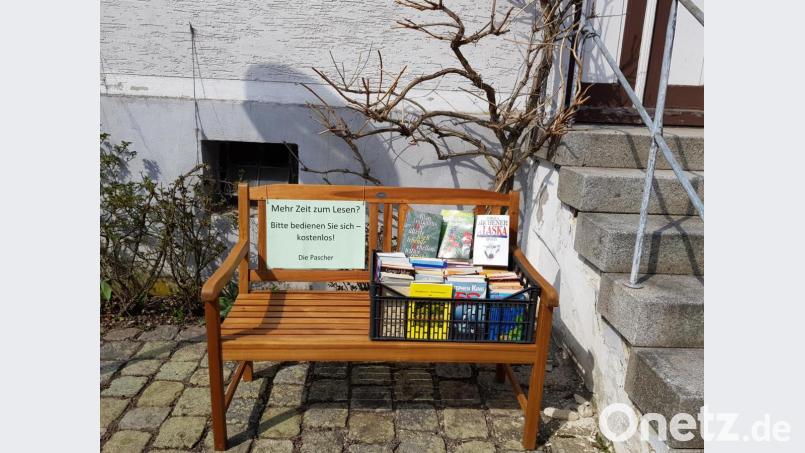 Die Bücher-Bank fällt in der Kirchstraße in Schönsee ins Auge. Bild: mmj