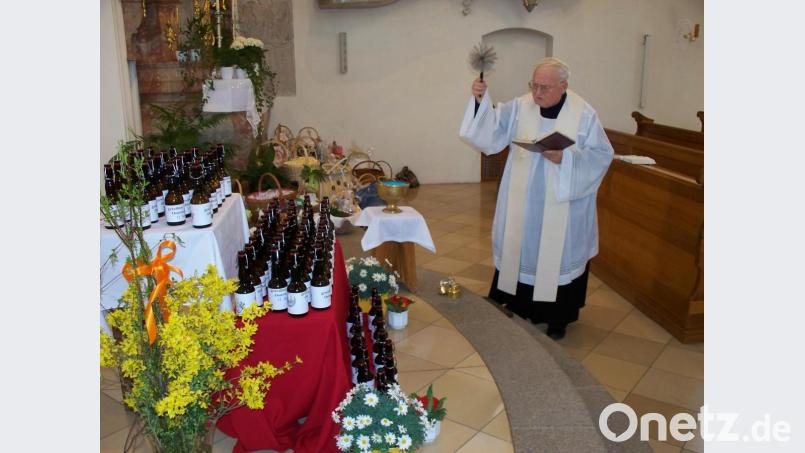 Pfarrer Gerhard Schmidt segnete das Osterwasser und die Speisen, die Gläubige dazu in der Pfarrkirche abstellten. Bild: dob