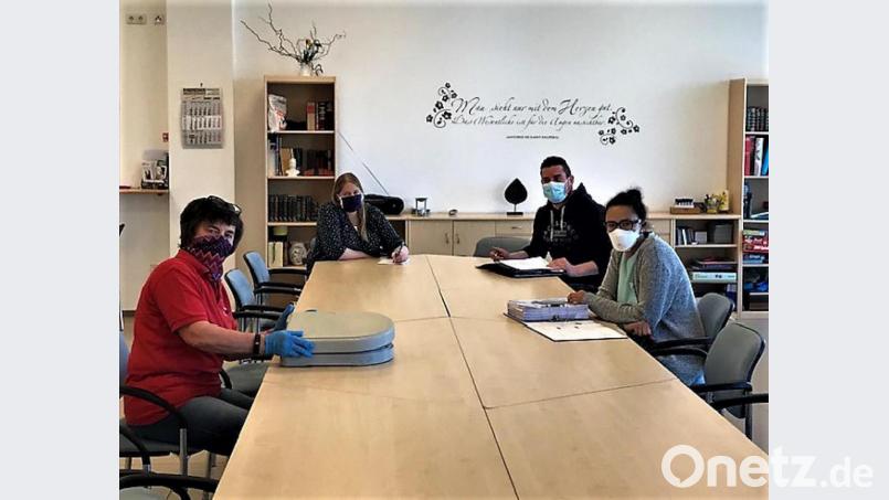 Teambesprechung auf Abstand: Gerlinde Pfohl, Vanessa Heindl, Pflegedienstleiter Michael König und Stellvertreterin Daniela Wiesner (von links) bei der Erstellung des Dienstplans. Bild: exb