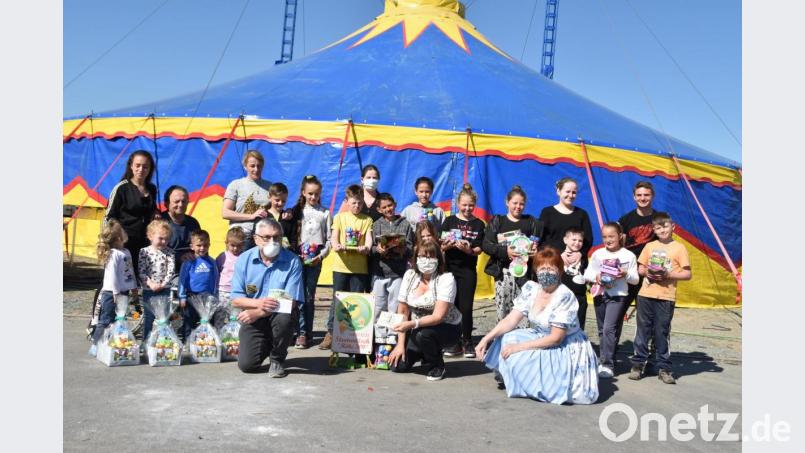 Max Schmöller und Rosi Polland (knieend Mitte) überbringen Osternester und eine Geldspende für den gestrandeten &quot;Circus Moskau&quot;. Bild: hcz