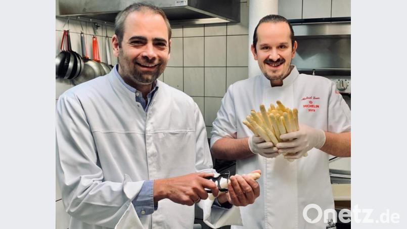 Matthias Seliger (links) und Michael Laus bei den Planungen für die Ostermenüs. Bild: Anna Seliger