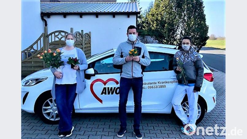 Blümchen als Dankeschön für den großartigen Einsatz: Daniela Wiesner, stellvertretende Pflegedienstleiterin und Hygienebeauftragte, Pflegedienstleiter Michael König und Altenpflegerin Vanessa Heindl (von links) freuen sich sehr darüber. Bild: exb