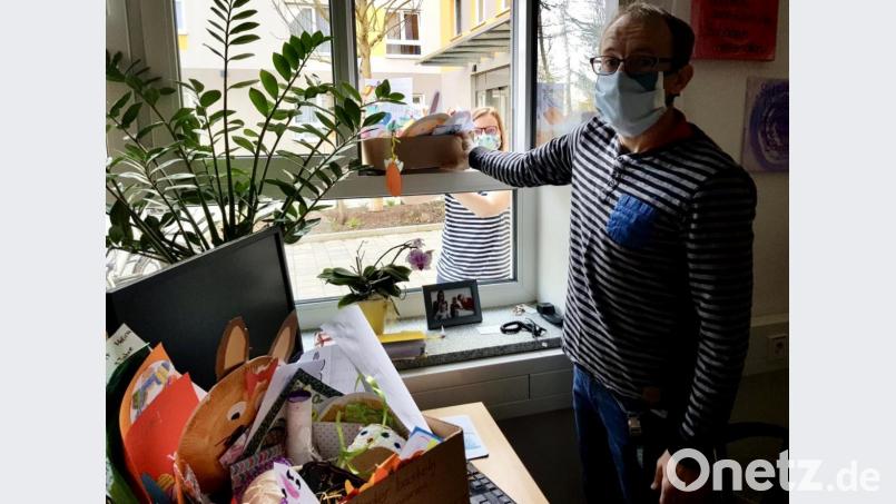 SPD-Chefin Nicole Bäumler übergibt an den Pflegedienstleiter des Seniorenwohnheims Konrad Nickl die Geschenke aus der Aktion „Kinder basteln für Senioren.“ Bild: du