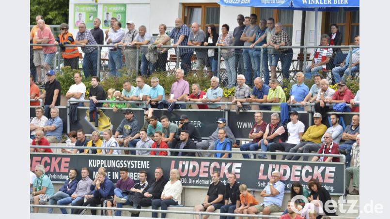 Viele Zuschauer, geringe Abstände: Dieses Bild, wie hier bei einem Bayernliga-Heimspiel der DJK Gebenbach, wird es so schnell auf den Fußballplätzen in der Region nicht geben. Der Amateurfußball und auch andere Sportarten wären bereits froh, wenn die Politik es ihnen ermöglichen würde, die Saison überhaupt zu Ende bringen könnten. Bild: Ziegler