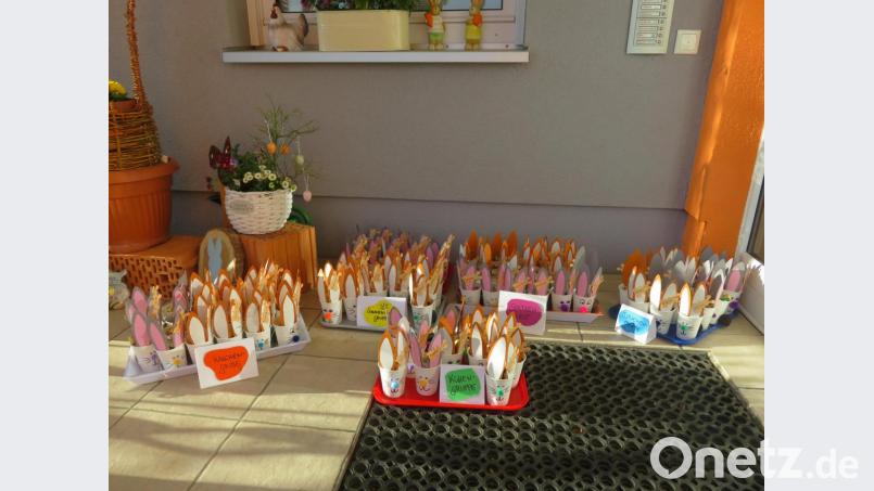Sortiert nach Gruppen stehen die Osternester vor dem Kindergarten zur Abholung bereit. Bild: adj
