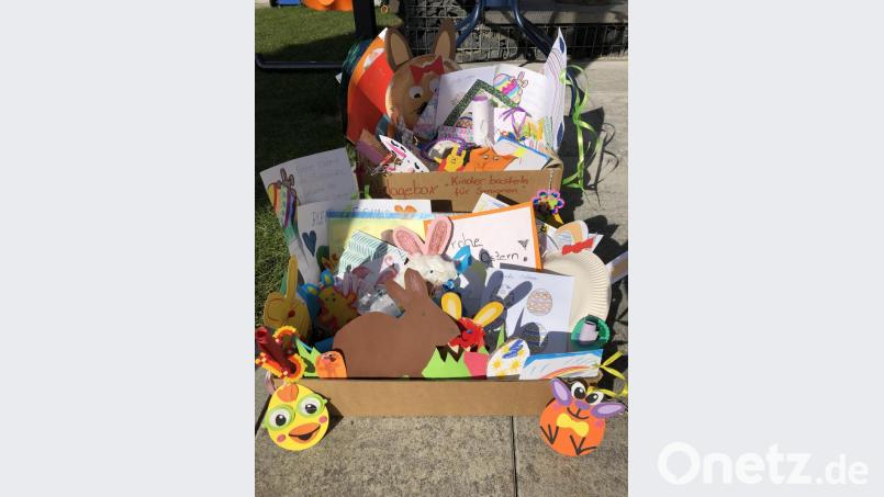 Zwei Kisten mit insgesamt 115 Geschenken konnte SPD-Chefin Nicole Bäumler ans Eleonore Sindersberger Altenheim überreichen. Bild: du