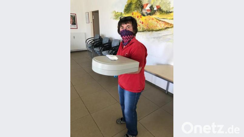 Nur mit Masken geht es zu den betreuten Personen. Bild: exb