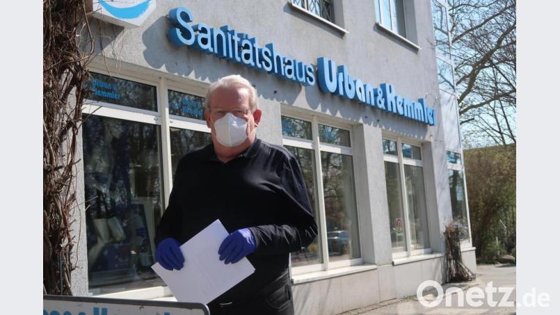 Bernd Urban trägt eine der wenigen FFP-2,5-Masken. Der Geschäftsführer des Sanitätshauses fordert von der Staatsregierung einen gerechteren Verteilungsschlüssel an Schutzausrüstung. Bild: Kunz