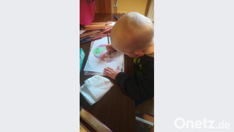 Ein Kind beim Malen eines Osterbildes. Bild: exb
