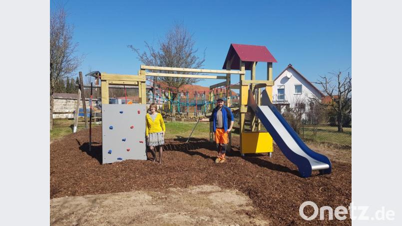 Im &quot;Wichteltreff&quot; gibt es eine neue Turmanlage, über die sich Bürgermeisterin Margit Kirzinger von Wolfgang Hierold (rechts) informieren lässt. Bild: fjo