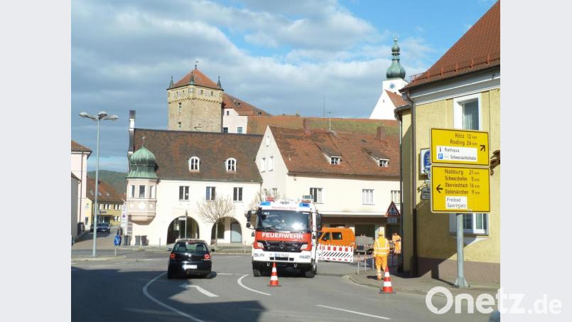 Das Staatliche Straßenbauamt Amberg-Sulzbach sperrte die Staatsstraße ab. Bild: Portner