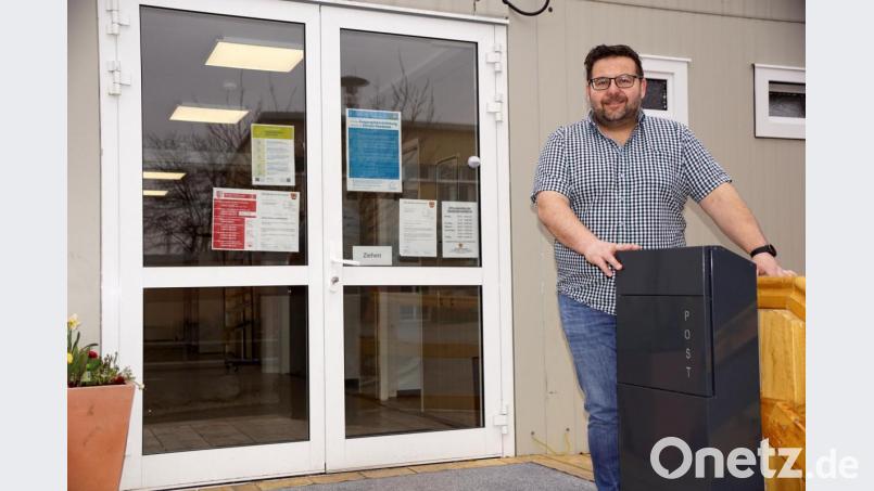 Die Ärmel noch weiter hochkrempeln muss Thomas Kaufmann als Erster Bürgermeister. Die Herausforderungen sind groß, besonders auch was das zukünftige Rathaus betrifft. Im Container, auf dessen Eingangstreppe er steht, wird er zunächst sein Amt ausüben. Bild: bkr