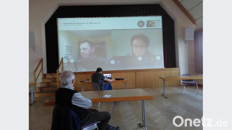 Per Videokonferenz wurde im Mehrzwecksaal über das weitere Vorgehen bezüglich der Sommerlounge diskutiert. Die Vorsitzende des Fördervereins Fichtelgebirge, Sybille Kießling (auf der Leinwand rechts), leitete das Gespräch. Bild: ld