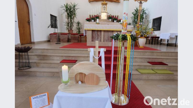 In der St.- Barbara – Kirche Stulln symbolisiert eine Auferstehungskrippe die Grabstätte mit weggewälztem Stein und Leinentuch sowie dem Auferstehungskreuz die Osterbotschaft. Die Schrifttafel linkerhand mit dem Leitthema „Licht Christi“ enthält die Botschaft :„Christus ist glorreich vom Tod auferstanden. Sein Licht vertreibt das Dunkel der Herzen, was uns Angst macht und dunkel erscheint“. Bild: ohr