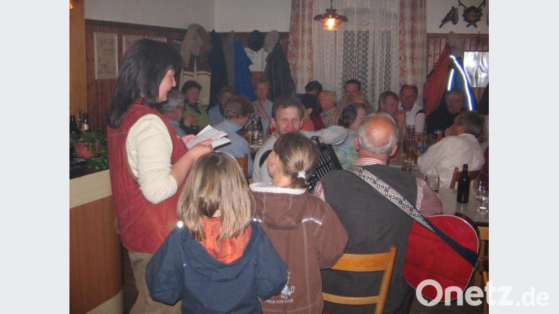 Beim „Butterfasslabend” stellte Birgit Höcherl im Frühjahr 2005 ihre Idee vom Projekt „Pascher-Freilichtspiel” der Bevölkerung vor. Archivbild: mmj