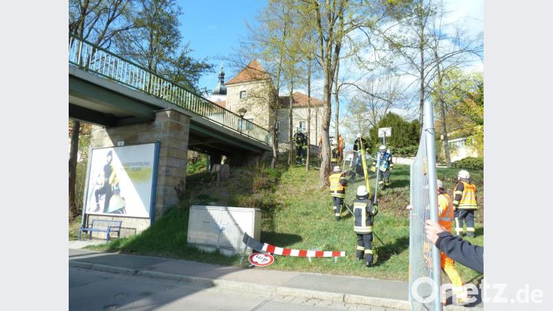 THW, Feuerwehr und Bauhof stellten Absperrgitter auf, damit der Eiserne Steg aus Richtung Burghof nicht mehr betreten werden konnte. Bild: Portner