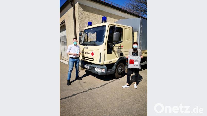 Nadine Andritzky (rechts) von der Jupiter Shirt GmbH übergibt OP-Masken an stellvertretenden BRK-Kreisgeschäftsführer Sven Lehner. Bild: Jupiter Shirt GmbH /exb
