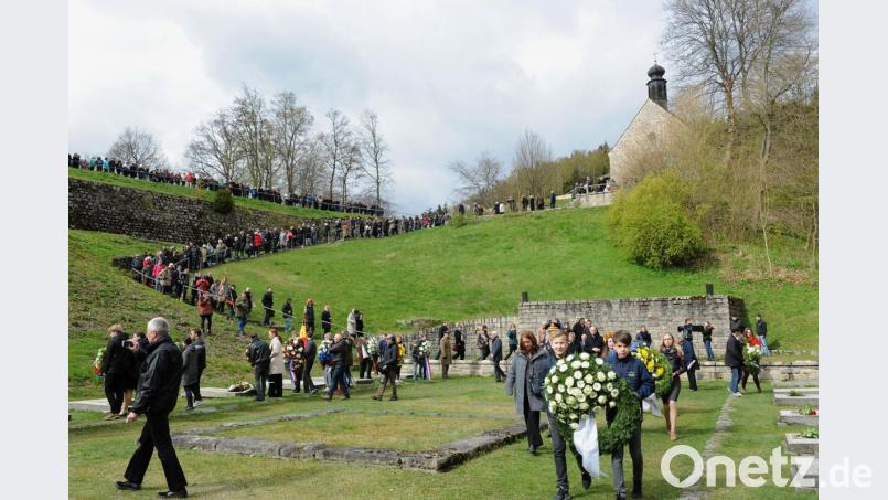Ein langer Zug ins Tal des Todes zur Kranzniederlegung kennzeichnet seit Jahren den Sonntag des letzten oder vorletzten April-Wochenendes in der KZ-Gedenkstätte Flossenbürg. Das Coronavirus verhindert dies 2020. Doch ein alternatives Format des Gedenkens gewinnt gerade immer mehr Zuspruch. Bild: exb/Claude Olivier