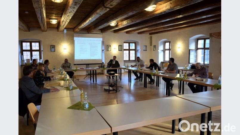 Im Bürgersaal des Rathauses war der Marktgemeinderat in Hohenburg zur 51. und zugleich auch letzten Sitzung der Legislaturperiode zusammengekommen. Themen waren in Hohenburg die Gemeindefinanzen und die Forcierung der Weitersanierung von Gemeindeverbindungsstraßen. Bild: bö