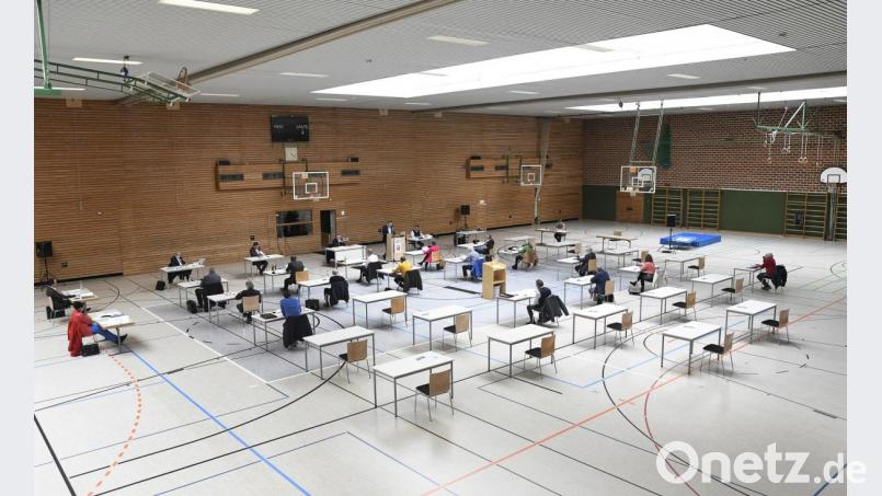 Das Szenario hat ein bisschen etwas von einer Abiturprüfung. Die Tische in der Krötensee-Turnhalle, an denen die Stadträte am Dienstagnachmittag Platz nahmen, stehen etwa eineinhalb Meter auseinander. Damit sollte gewährleistet werden, dass die stadtpolitische Arbeit auch in Zeiten der Coronapandemie fortgeführt werden kann. Bild: Petra Hartl