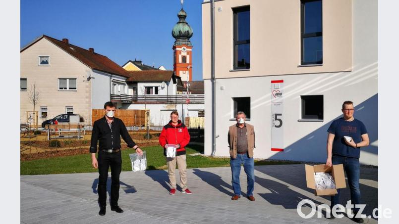 Die Pflegedienstleiterin Gloria Godlewski (Zweite von links) dankte im Namen ihres Teams den BaS-Vertretern (von links) Fabian Bauriedl, Ludwig Bauriedl und Christian Schmucker für die Mund-Nasen-Masken mit dem schützenden FFP2-Vlies. Bild: gz