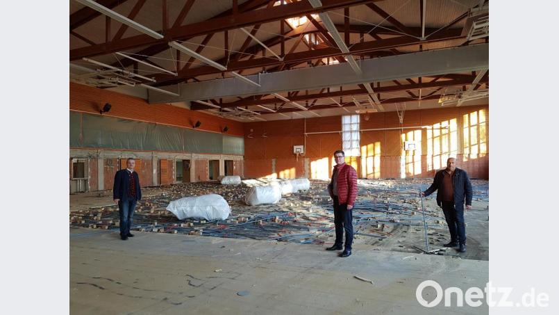 Die Sanierung der Dreifachturnhalle in Vohenstrauß hat begonnen. Bis zum November müssen die Sportler nun den Handwerkern den Vortritt lassen. Bürgermeister Andreas Wutzlhofer, Markus Wildenauer vom Bauamt der Stadt und Außendienstleiter Karl Frey (von links) machen sich ein Bild von den Abbrucharbeiten. Bild: ck