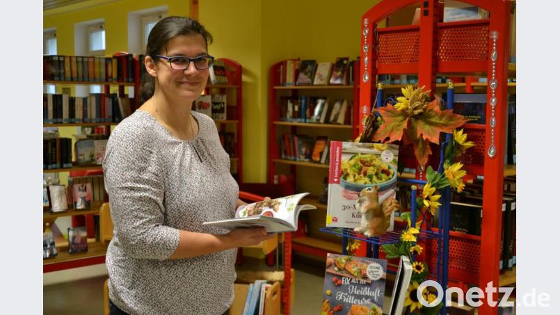 Kerstin Daubitzer von der Stadtbücherei Bärnau liefert Bücher und Hörspiele an Leser im Gemeindegebiet Bärnau aus. Archivbild: sfo