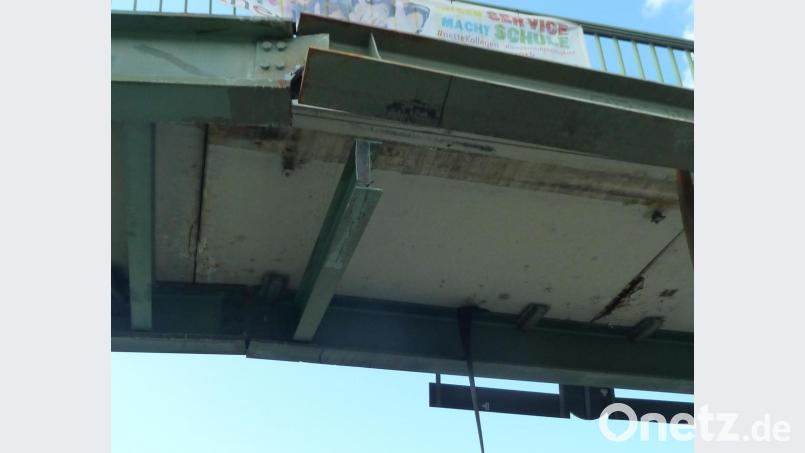 Die Brücke wurde in Richtung Berg geschoben, wobei sich auch eine Strebe aus der Verankerung löste. Bild: Portner