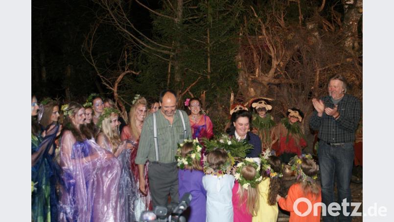 Mit einer erfolgreichen Premiere startete 2015 das Freilichtspiel „Irrlichter“ am Eulenberg. Rechts ist Autor und Regisseur Martin Winklbauer zu sehen. Archivbild: mmj