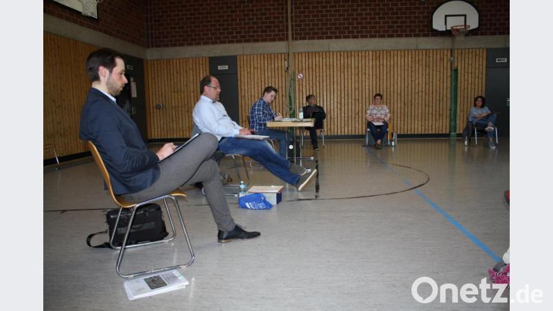 Mit Sicherheitsabstand, &quot;wie das Gesetz es befiehlt&quot;, tagt der Schwarzenbacher Gemeinderat um Verwaltungsgemeinschafts-Geschäftsleiter Christian Moller und Bürgermeister Thorsten Hallmann (von links) in der Mehrzweckhalle. Zentrales Thema ist auch hier die Corona-Krise. Bild: bjp