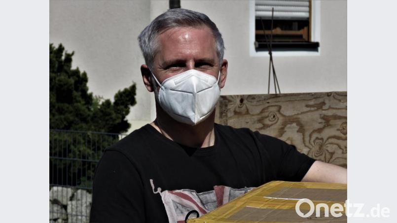 Zahnarzt Frank Kiener trägt eine sogenannte Coronamaske. Das mit mehr Stoff und stabiler gefertigte Exemplar schützt noch weit besser. Bild: ubb