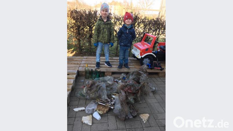 Tim (6 Jahre, links) und Jonas (4) mit ihrer „Beute“ nach der in Eigeninitiative gestarteten „Ramadama“-Aktion am Stationsweg. Bild: Martina Schicker/exb