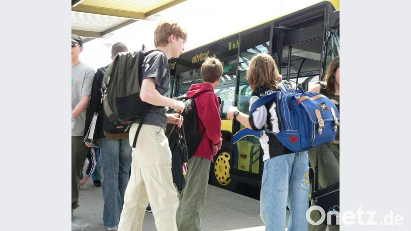 Mit der Einführung des neuen Tickets zum 1. August und der damit verbundenen Tarifermäßigung im Ausbildungstarif will der Landkreis Schwandorf ein Zeichen setzen, um insbesondere junge Leute für den ÖPNV zu gewinnen. Archivbild: htl