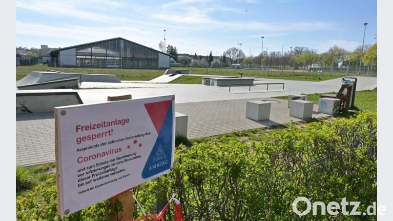 Alle Freizeit- und Sporteinrichtungen in Bayern sind derzeit geschlossen. Etlichen Vereinen entstehen dadurch zum Teil größere Schäden, weil sie Platzwarte oder Greenkeeper wie beim Golf bezahlen müssen, die Mitglieder aber nicht auf die Anlagen dürfen. In einigen Vereinen geht die Angst um, Mitglieder könnten deswegen bereits gezahlte Beiträge zurückfordern – ein heikles Thema. Bild: ref