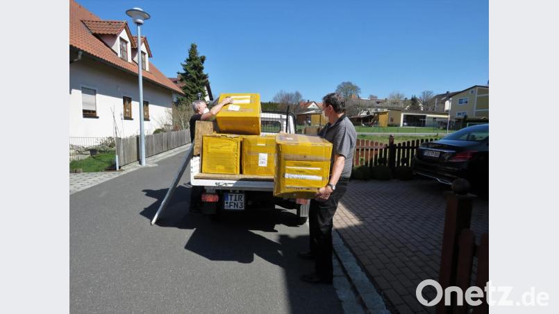 Schnell noch ein Sicherheitsnetz für den Transport um die Ware schlingen: Frank Kiener und Franz Göhl beeilen sich beim Aufladen. Denn es ist wichtig, dass die Masken schnellstmöglich bei den Nutzern ankommen. Bild: ubb
