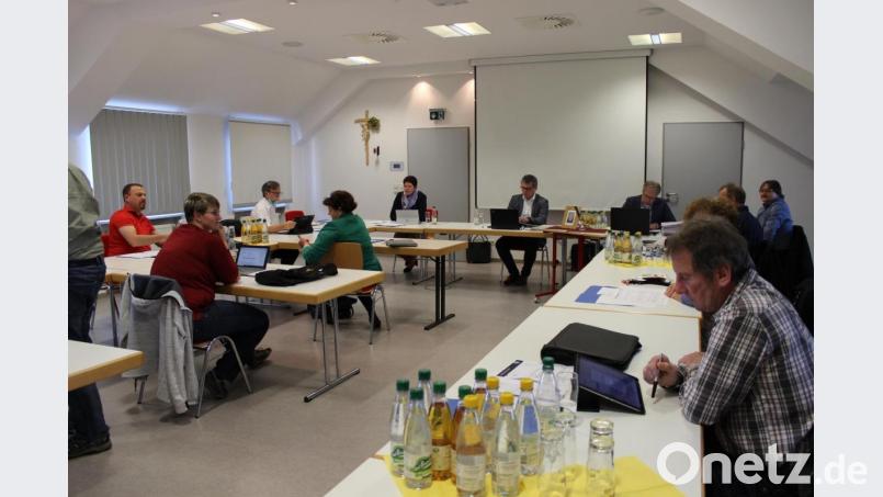 Im Schulungsraum der Feuerwehr war ausreichend Platz, damit die Stadträte den geforderten Mindestabstand einhalten konnten. Bild: pko