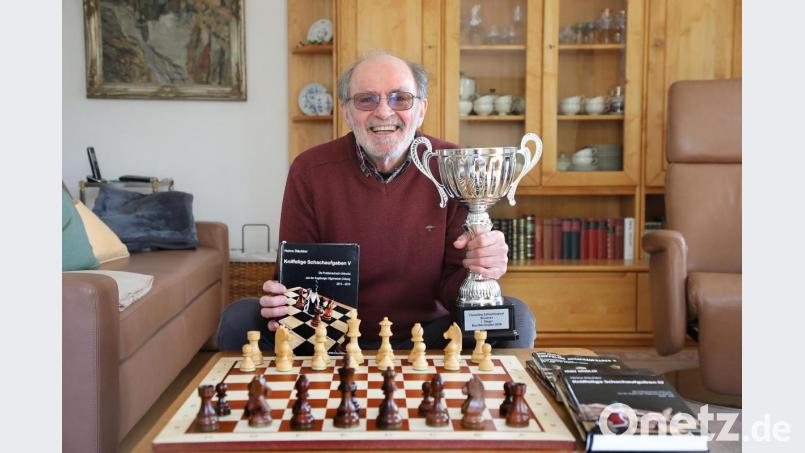 Heinz Däubler hält zwei Dinge in Händen, übe die er sich sehr freut: den fünften Band seiner &quot;Kniffeligen Schachaufgaben&quot; und den Pokal für den Sieg im Seniorenturnier des Schachfestivals Bad Wörishofen. Bild: Wolfgang Steinbacher