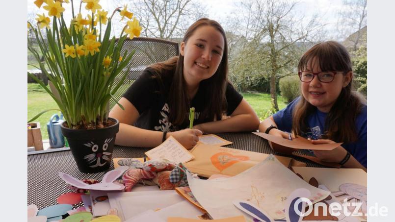 Angelina (links) und Marie-Christin Wallmeyer aus Ottenrieth malen für Senioren in Altenheimen. Bild: fvo