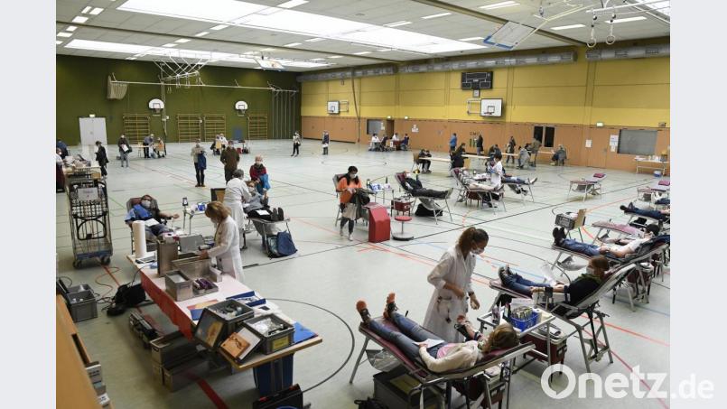 Abstand halten ist derzeit die Devise - auch beim Blutspenden. Zwischen 14 und 20 Uhr lassen 230 Menschen 115 Liter Blut in der Turnhalle. Das entspricht etwa der durchschnittlichen Füllung einer kleinen Badewanne. Bild: Petra Hartl