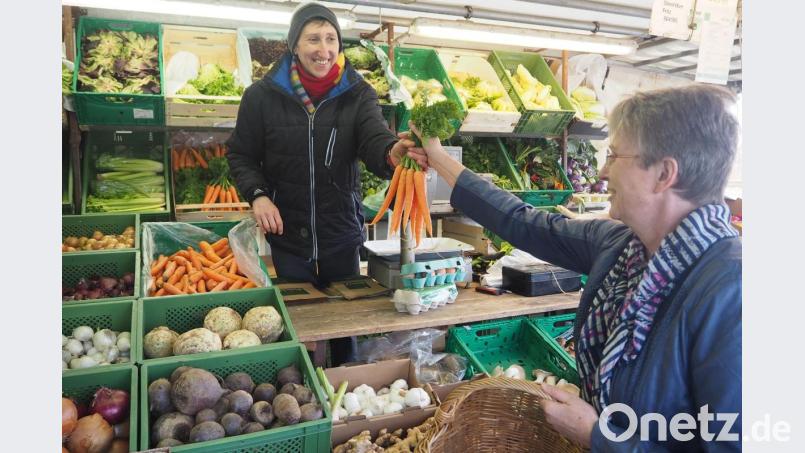Umweltfreundlich einkaufen: Hauswirtschaftsdirektorin Elisabeth Beer (rechts) ist beeindruckt vom Gemüsestand in Nabburg, wo am Donnerstagnachmittag Karotten und Kraut ganz ohne Plastik direkt im Einkaufskorb landen. Das ist vielen Kunden von Verkäuferin Christine Hoch wichtig. Bild: bl