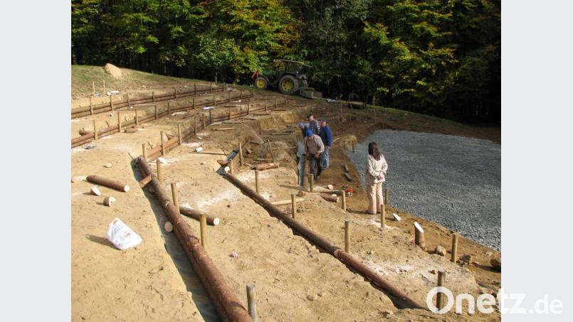 Fleißige Helfer waren im Frühjahr 2007 beim Bau der Tribüne nahe dem Bergweberhaus im Einsatz. Archivbild: mmj