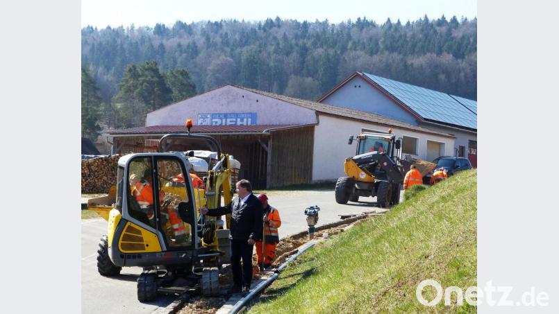 Die Bauarbeiten für die rund 45 km neuen Glasfaserleitungen, die in Kastl im Zug des Höfebonus für kleinere Ortschaften und Weiler verlegt werden, haben begonnen. Bürgermeister Stefan Braun (Mitte) erkundigt sich bei den Bauarbeitern immer wieder nach dem Fortschritt und eventuell auftretenden Schwierigkeiten. Bild: jp