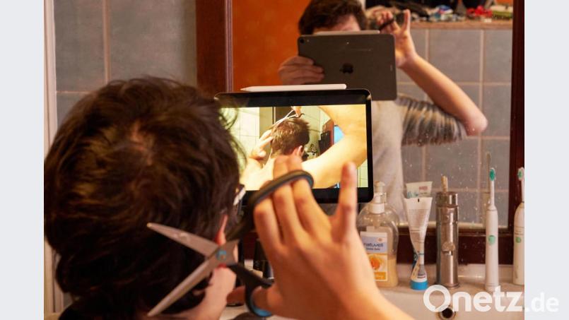 Bloß nicht: Die Friseure in der Region warnen davor, während der Coronakrise zur Schere zu greifen und die Haare selbst zu schneiden. Wie das häufig ausgehen kann, nimmt der #CoronaHaircut bei Twitter scherzhaft viral auf. Bild: Thomas Frey/dpa