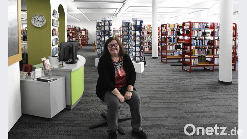 Bettina Weisheit, die Leiterin der Amberger Stadtbibliothek, ist derzeit ziemlich einsam. Gemeinsam mit ihren Mitarbeitern bereitet sie sich auf die Zeit nach Corona vor. Bild: Petra Hartl