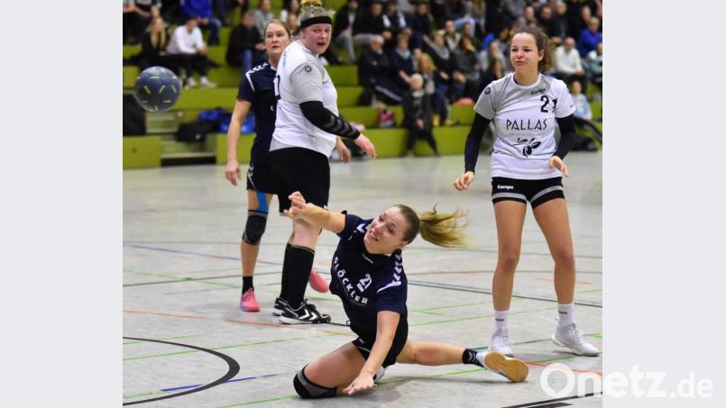Carina Czichon (vorne, Szene aus der Partie beim HC Weiden) und die Handballerinnen der HSG Nabburg/Schwarzenfeld müssen sich noch etwas gedulden, bis feststeht, ob der Aufstiegstraum Wirklichkeit wird. Bild: A. Schwarzmeier
