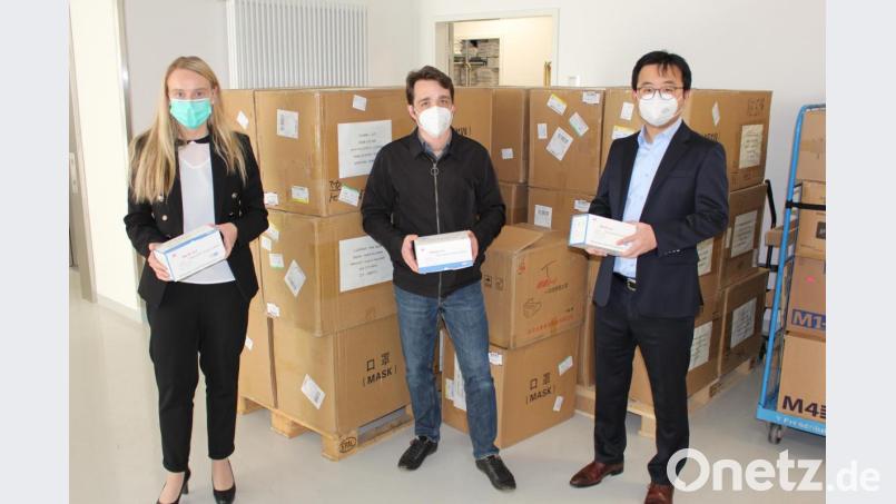 Medizinische Direktorin Michaela Hutzler (links) freut sich über 100.000 Mund-Nase-Masken, die Young-Do Park (r.) und Christian Bauer (Mitte) von der PNB GmbH organisiert haben. Bild: exb/Michael Reindl, Klinken Nordoberpfalz AG