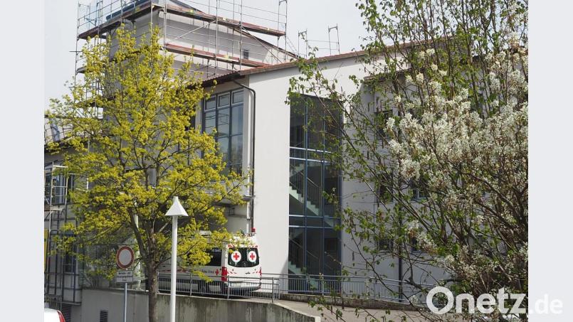 Durch diese Tür am ehemaligen Nabburger Krankenhaus, vor der gerade ein BRK- Fahrzeug parkt, sollen am Donnerstag um 14 Uhr die ersten Patienten mit Verdacht auf eine Corona-Infektion kommen. Der Eingang befindet sich oberhalb des Gebäudes im Bereich der früheren Notaufnahme. Bild: bl