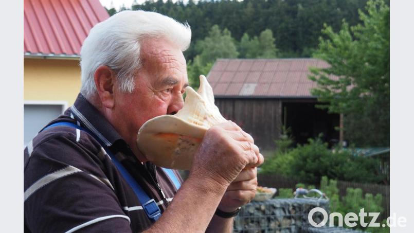 Vor fünf Jahren ließ der Oberbernriether Josef Müller - der Kramer Sepp - das letzte Mal das Oberbernriether Wetterhorn öffentlich erklingen Bild: fvo